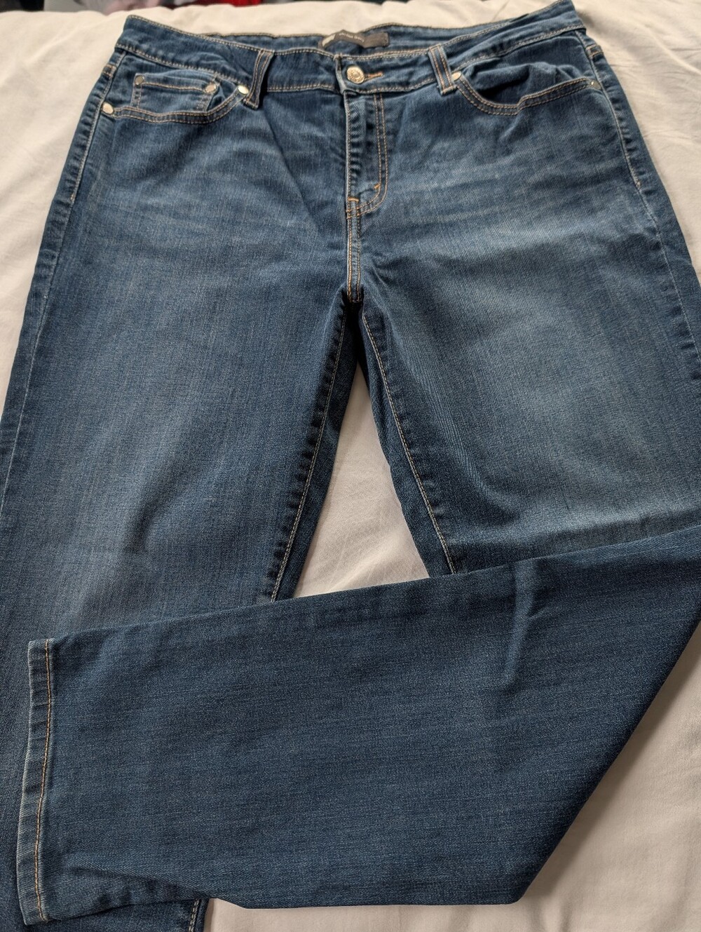 Levi's Ladies Mid Rise Skinny Jeans. Size 16M. Waist 33". Length 32"